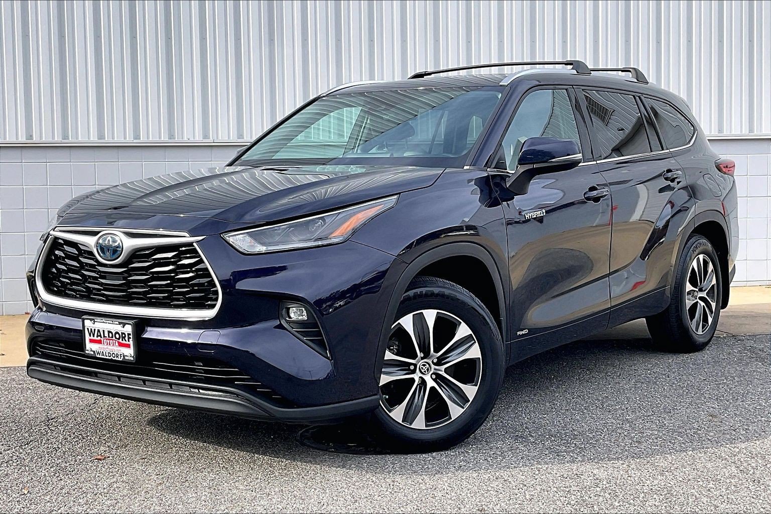 Used 2021 Toyota Highlander XLE AWD/4WD image 2
