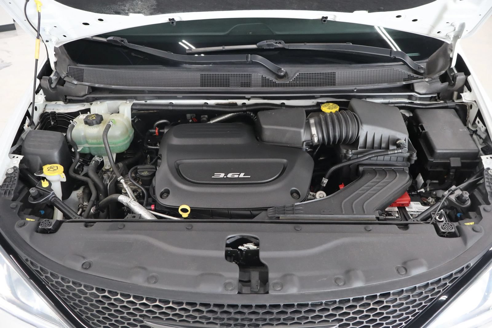 Used 2018 Chrysler Pacifica Limited w/ S Appearance Package FWD image 11