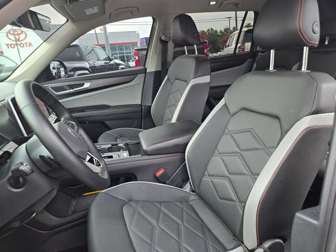 Used 2025 Volkswagen Atlas Peak Edition SE AWD/4WD image 9