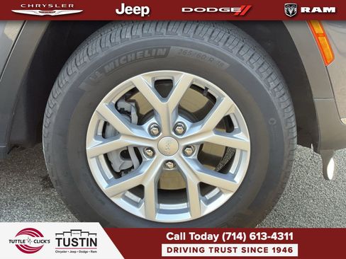 Used 2023 Jeep Grand Cherokee L Limited AWD/4WD image 10