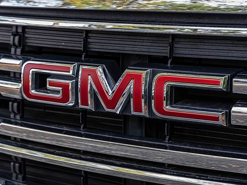 Used 2023 GMC Acadia SLT w/ LPO, Floor Liner Package image 31