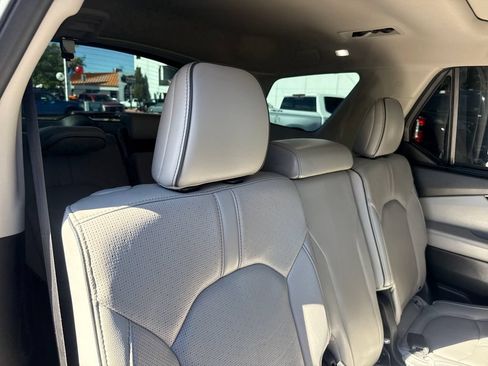 Used 2024 Honda Pilot Elite image 26