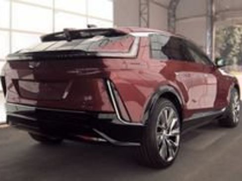 Certified 2025 Cadillac Lyriq Luxury w/ LPO, Floor Liner Package AWD/4WD image 4