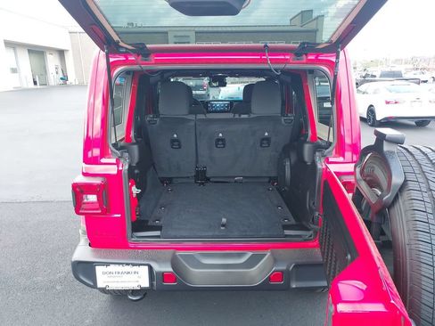 Used 2024 Jeep Wrangler Unlimited Sahara w/ Technology Group AWD/4WD image 29