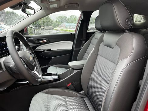 Used 2025 Chevrolet Trax LT w/ LT Convenience Package FWD image 9