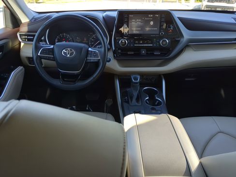 Used 2020 Toyota Highlander XLE image 13