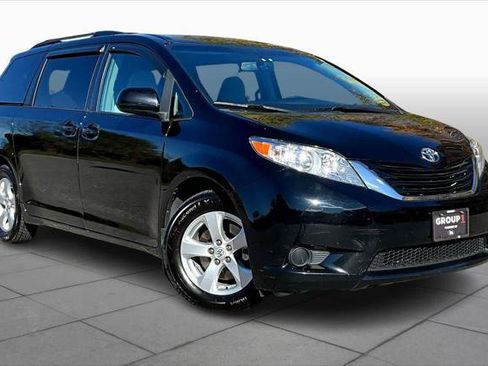 Certified 2017 Toyota Sienna LE image 2