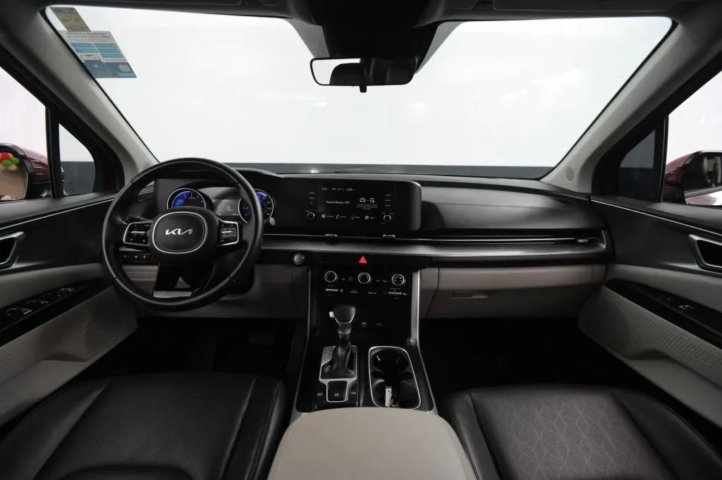 Used 2023 Kia Carnival LX FWD image 31