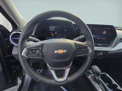 Used 2024 Chevrolet Trax LT w/ Sunroof Package FWD image 19