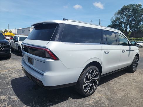 New 2026 Lincoln Navigator L Reserve AWD/4WD image 7