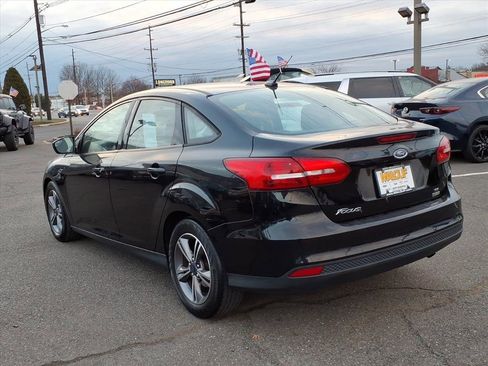 Used 2018 Ford Focus SE w/ SE Appearance Package image 4
