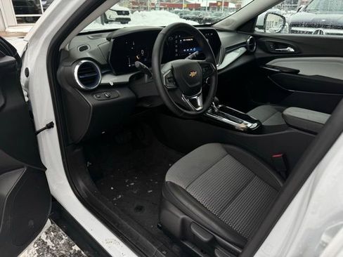 Used 2025 Chevrolet Trax LT w/ LT Convenience Package image 16