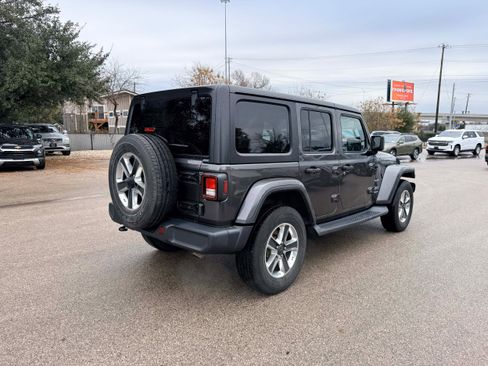 Used 2018 Jeep Wrangler Unlimited Sahara image 6