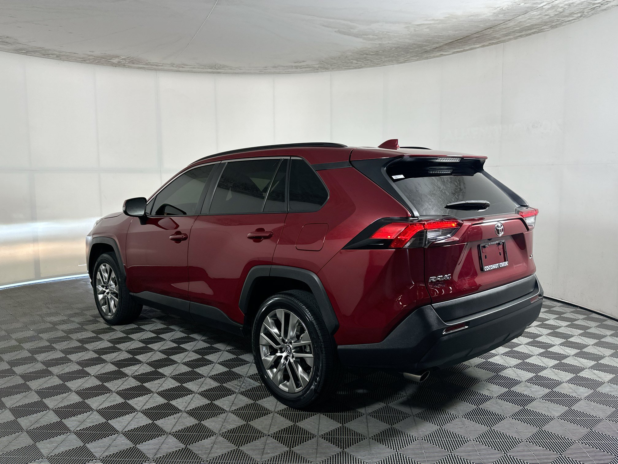 Used 2020 Toyota RAV4 XLE Premium FWD image 5