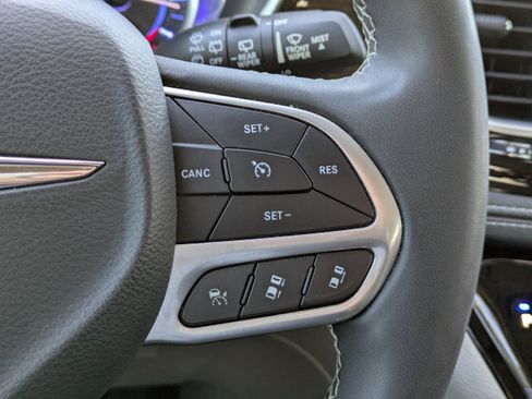 Used 2023 Chrysler Pacifica Limited image 30