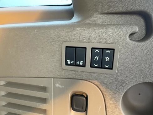 Used 2015 Chevrolet Suburban LT image 9