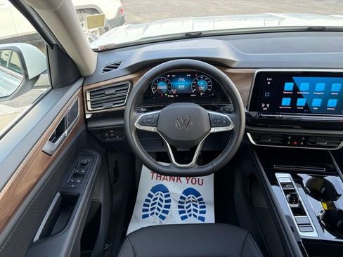 Used 2025 Volkswagen Atlas SE image 16