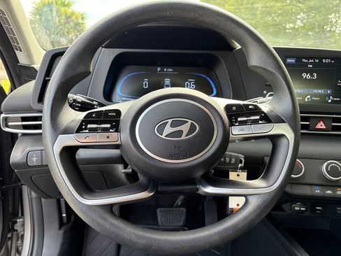 Used 2025 Hyundai Elantra SE FWD image 10