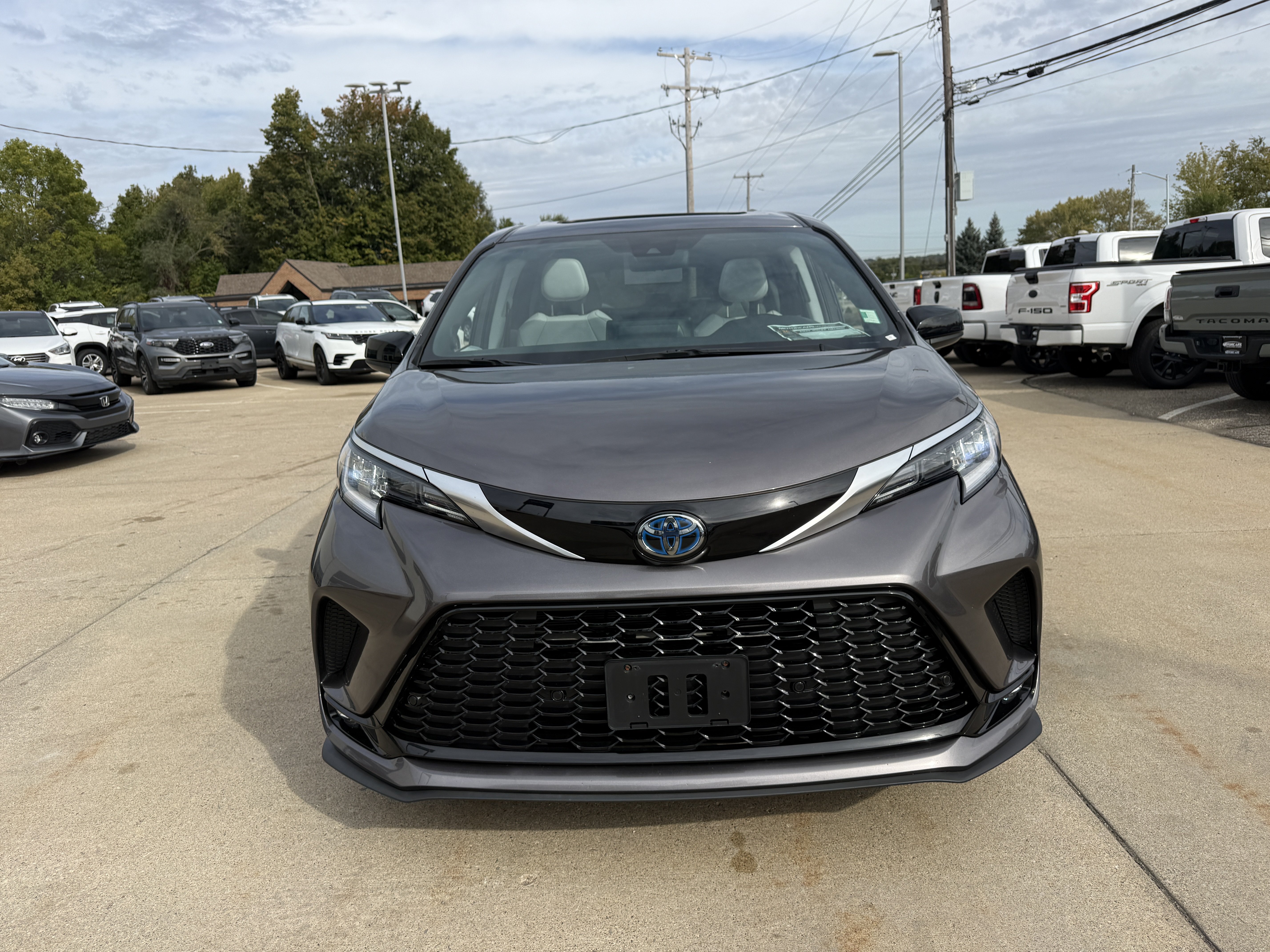 Used 2022 Toyota Sienna XSE AWD/4WD image 9