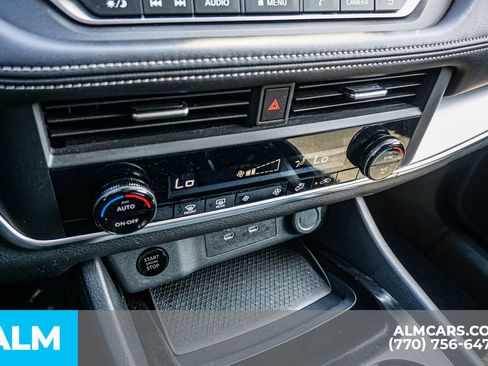 Used 2025 Nissan Rogue SV image 43