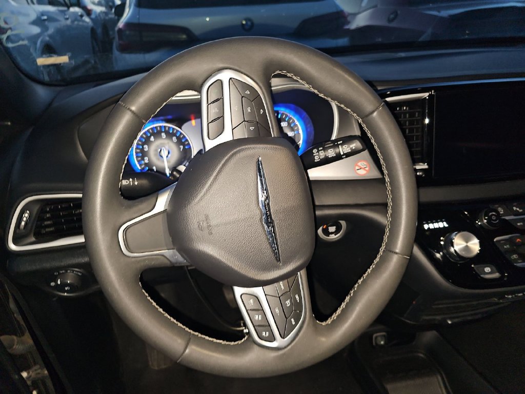 Used 2025 Chrysler Pacifica Select FWD image 9