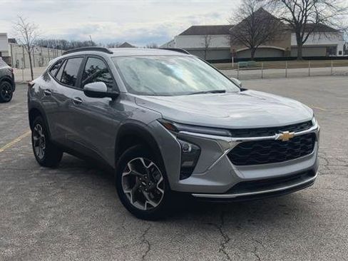 Certified 2025 Chevrolet Trax LT w/ Driver Confidence Package FWD image 2