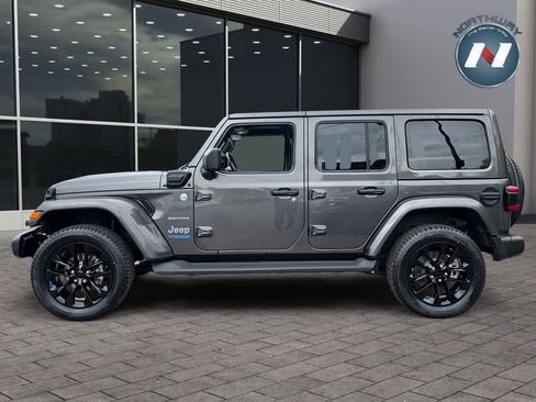 Used 2022 Jeep Wrangler Unlimited Sahara w/ Cold Weather Group AWD/4WD image 2