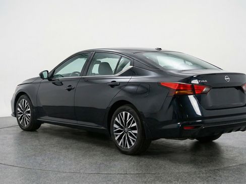 Used 2025 Nissan Altima 2.5 SV FWD image 6