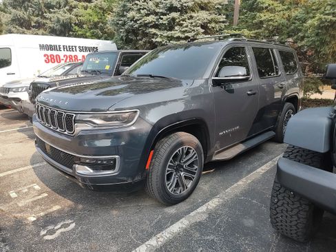 Used 2023 Jeep Wagoneer 4WD w/ Premium Group I image 1
