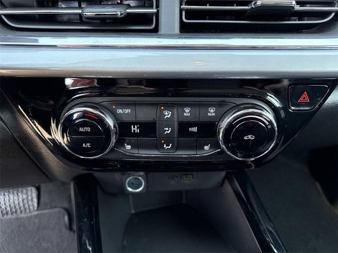 Used 2025 Chevrolet Trax LT w/ LT Convenience Package image 19