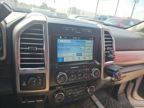 Used 2017 Ford F250 Lariat w/ Lariat Value Package AWD/4WD image 12
