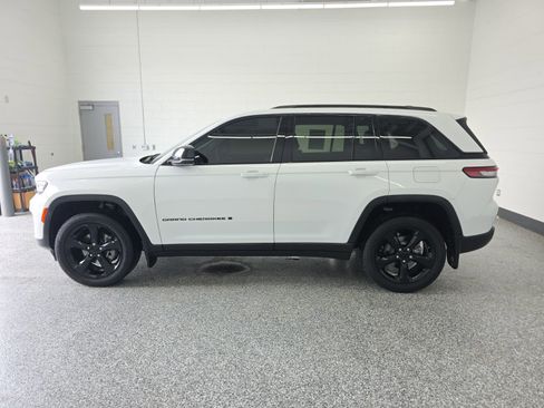 Used 2023 Jeep Grand Cherokee Altitude image 2