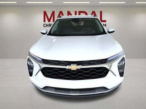 Used 2025 Chevrolet Trax LT w/ LT Convenience Package FWD image 2