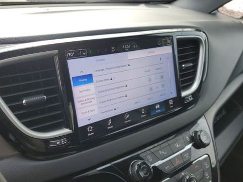 Certified 2025 Chrysler Pacifica Select image 17