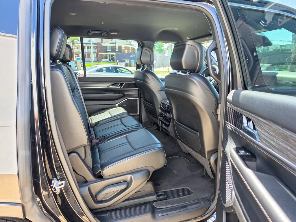 Used 2024 Jeep Wagoneer Series II AWD/4WD image 11