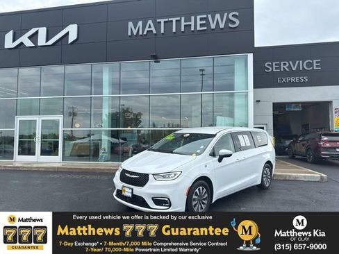 Used 2023 Chrysler Pacifica Touring-L FWD image 1