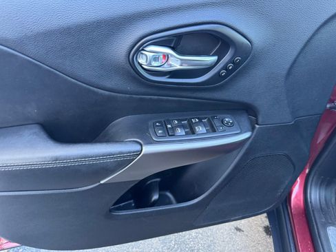 Used 2019 Jeep Cherokee Limited image 18