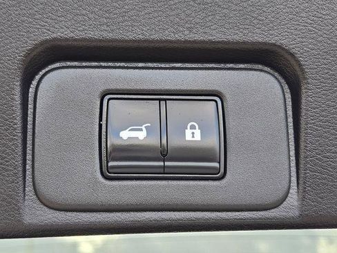 Used 2025 Nissan Rogue SV AWD/4WD image 12