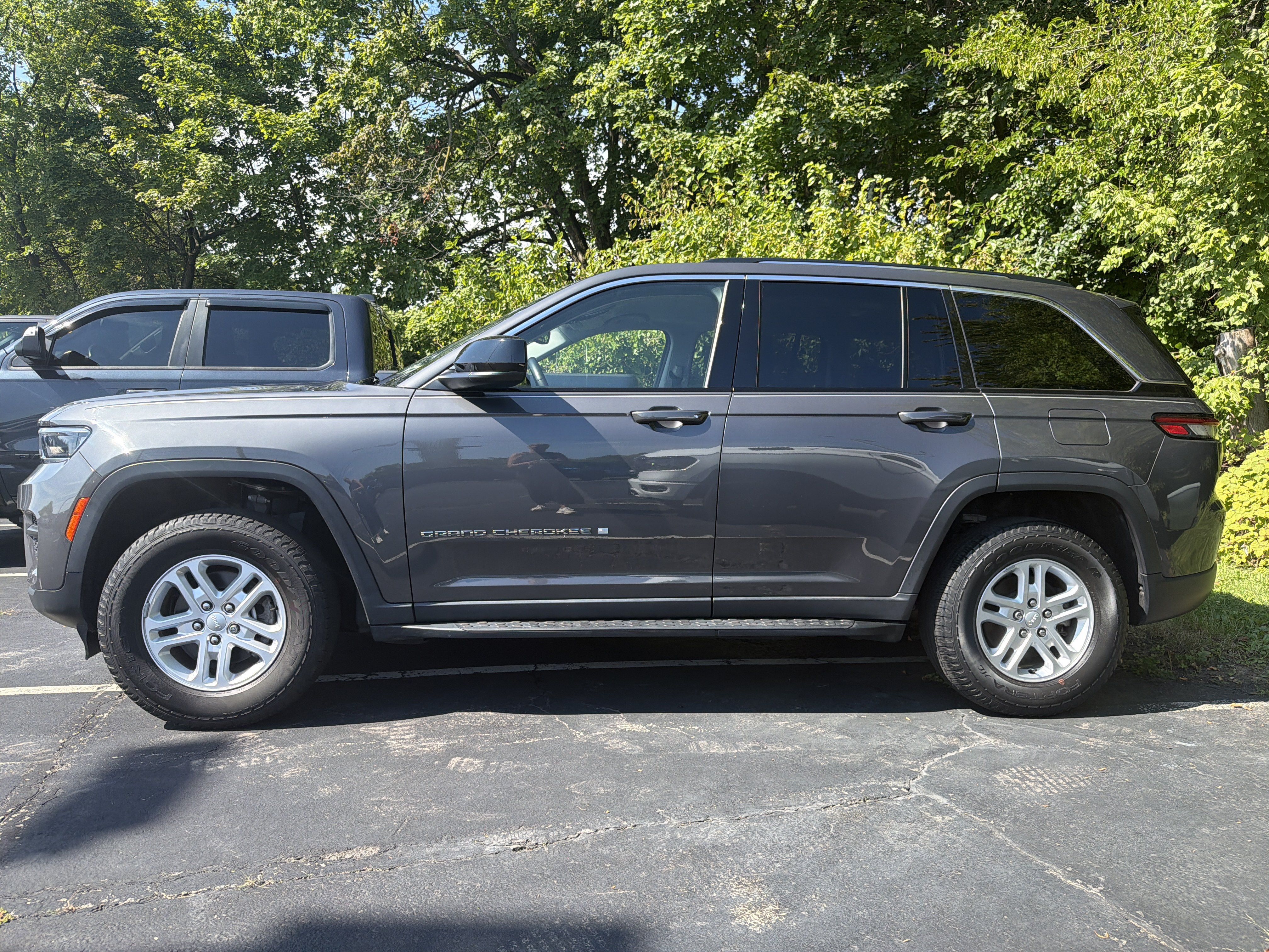 Used 2022 Jeep Grand Cherokee Laredo w/ Luxury Tech Group I AWD/4WD image 4