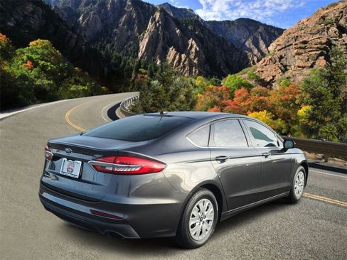 Used 2019 Ford Fusion S image 3