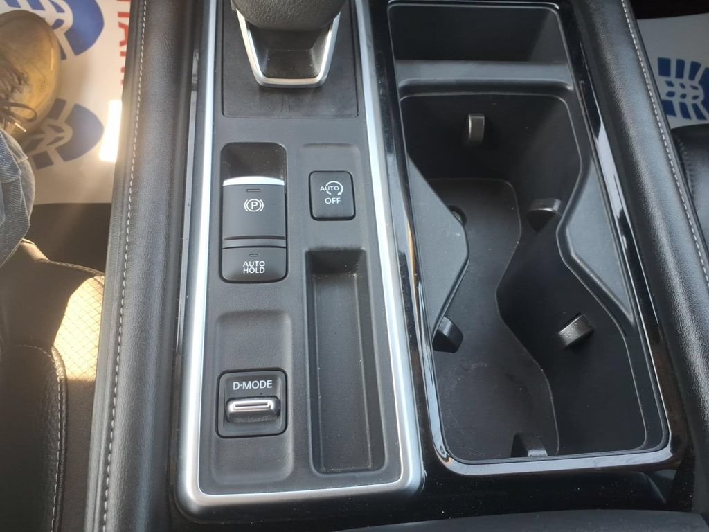Used 2025 Nissan Pathfinder SL FWD image 14