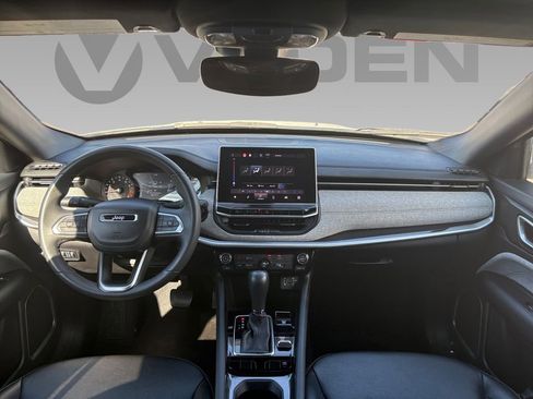 Used 2024 Jeep Compass Latitude image 2