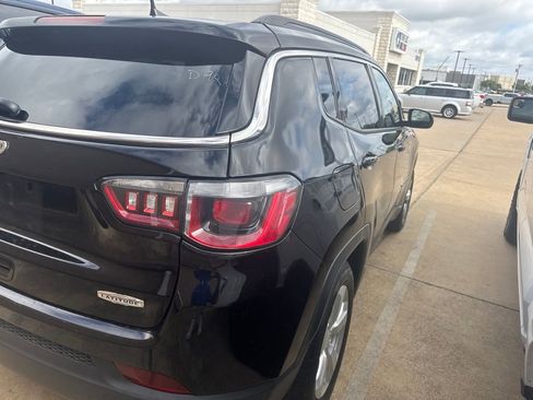 Used 2018 Jeep Compass Latitude w/ Popular Equipment Group FWD image 4