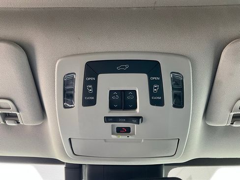 Used 2025 Toyota Sienna XLE image 18