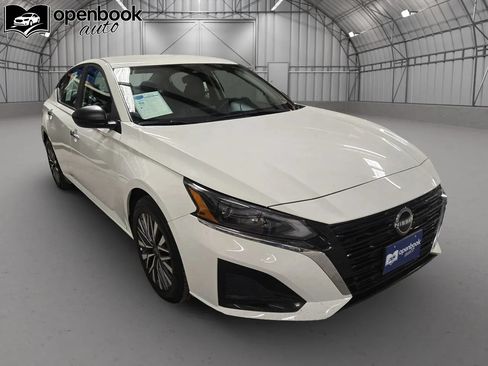 Used 2025 Nissan Altima 2.5 SV FWD image 3