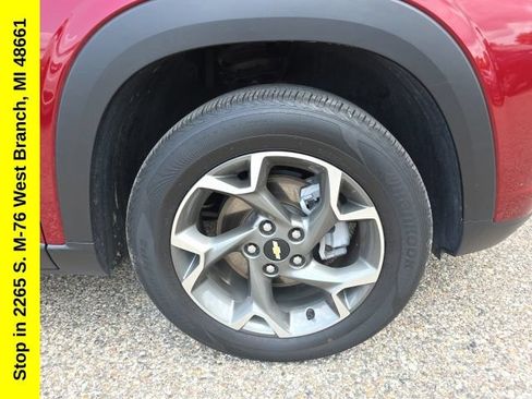 Used 2025 Chevrolet Trax LT FWD image 8
