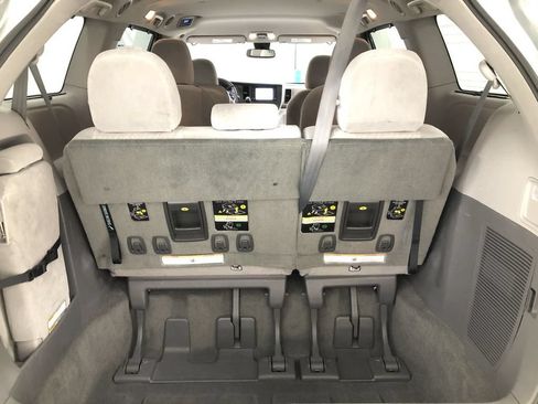 Used 2018 Toyota Sienna LE FWD image 21