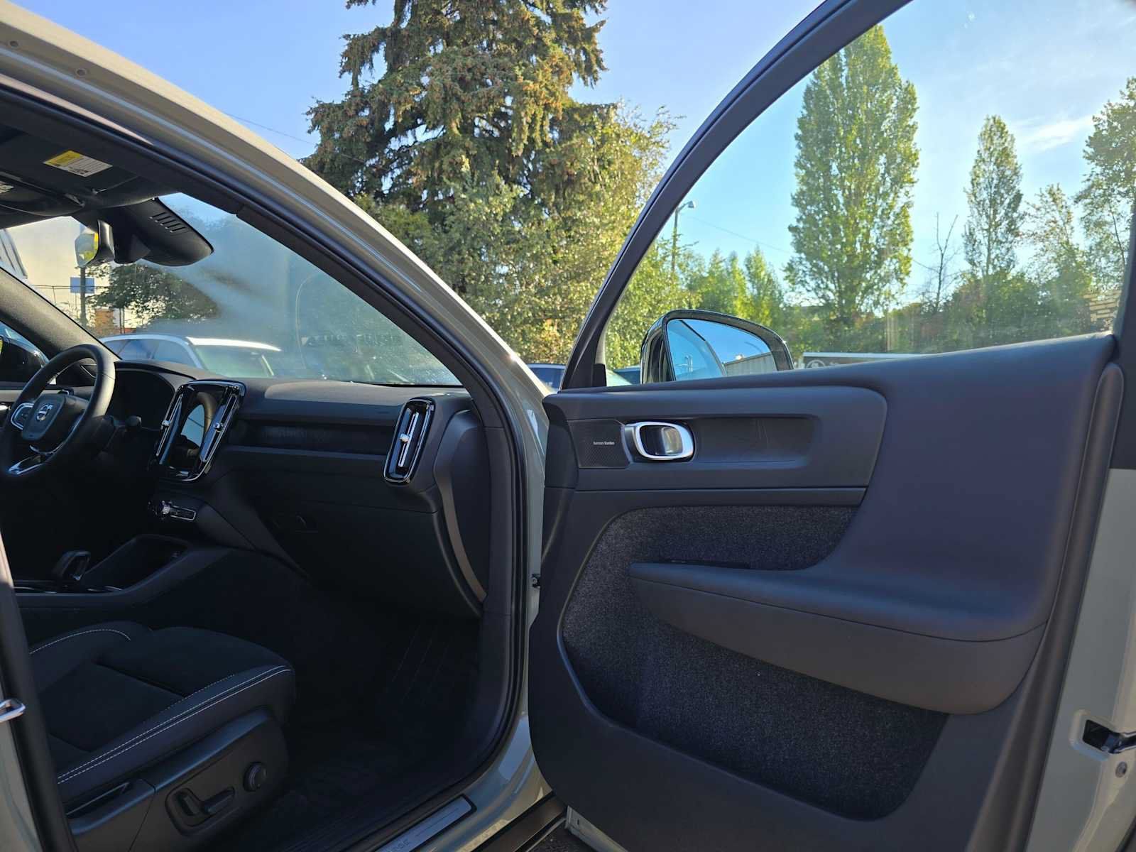 Certified 2023 Volvo C40 P8 Recharge Ultimate w/ Protection Package Premier AWD/4WD image 11