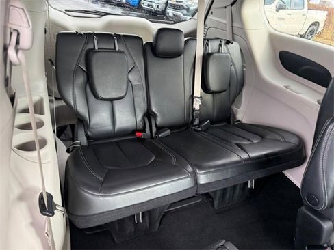 Used 2023 Chrysler Pacifica Touring-L image 11