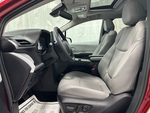 Used 2025 Toyota Sienna XLE AWD/4WD image 14